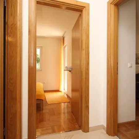 With A Parking Space - 3751 * Макарска