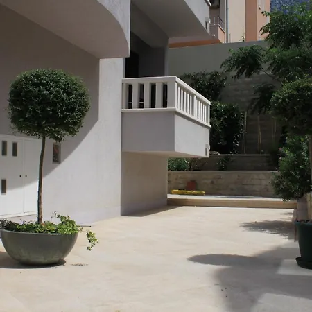 With A Parking Space - 3751 Макарска